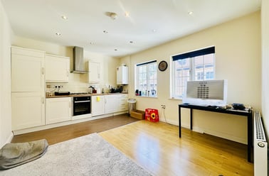 Elm Avenue, Beeston, Nottingham - Image 2